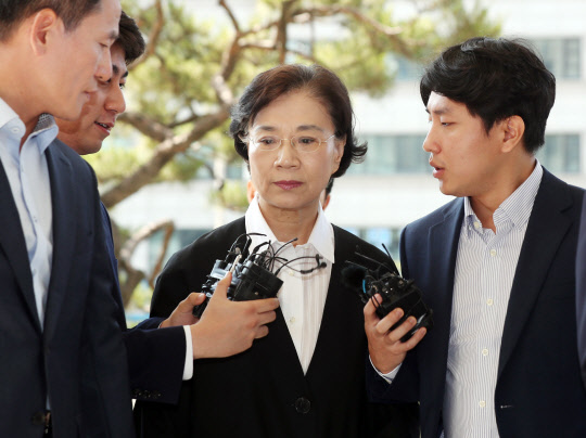 인천지법 들어서는 이명희 일우재단 이사장      (인천=연합뉴스) 윤태현 기자 = 국적기를 이용해 해외에서 산 명품 등을 밀수입한 혐의로 기소된 이명희(70) 일우재단 이사장이 13일 오전 선고 공판에 참석하고자 인천시 미추홀구 인천지방법원으로 들어서고 있다. 2019.6.13      tomatoyoon@yna.co.kr  (끝)